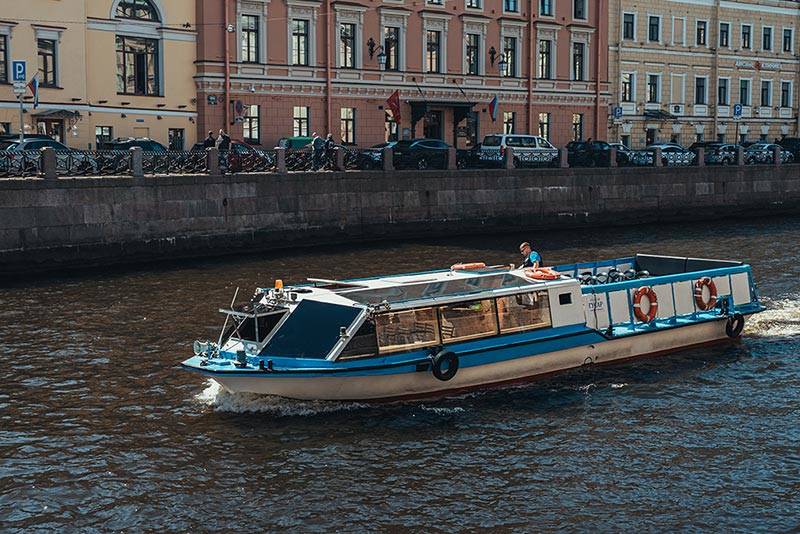 Теплоход «Гусар»