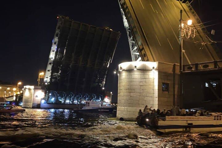 Ночная экскурсия по Неве