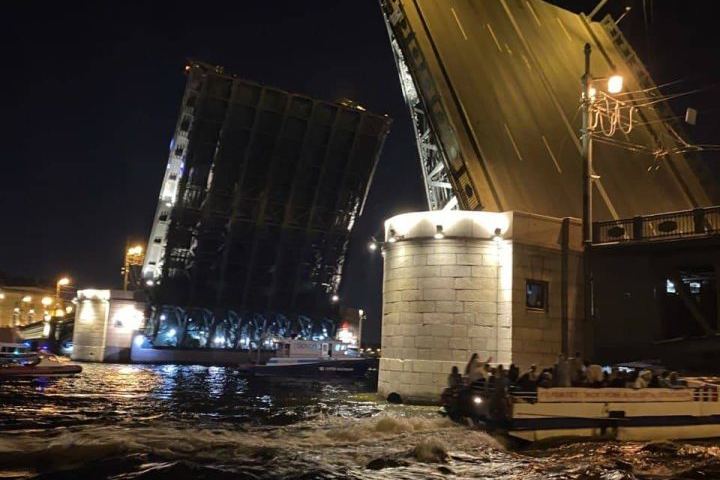 Ночная экскурсия по Неве